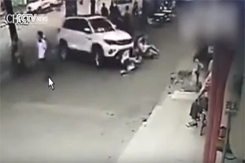 Video lái xe đi dép lê, tông 6 người bị thương