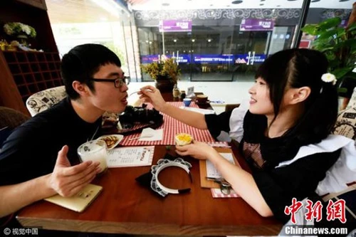 Quán cà phê có "hầu gái" tận tình đút thức ăn cho khách