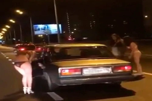 Sốc với cảnh thiếu nữ Nga mặc đồ lót, vẫy xe xin tiền