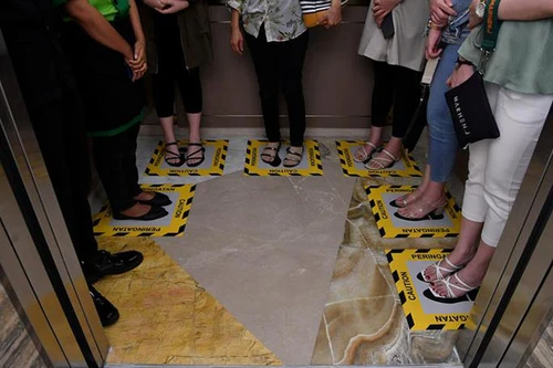 [ẢNH] Người dân thế giới giữ khoảng cách nơi công cộng trong dịch Covid-19