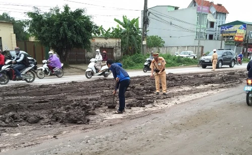 Trong nửa giờ, hàng trăm mét “bẫy bùn” được CSGT dọn sạch 