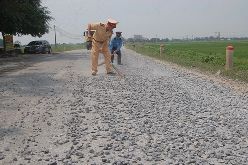 Giữa trưa nắng gắt, CSGT dọn “bẫy sỏi” trên quốc lộ 21B