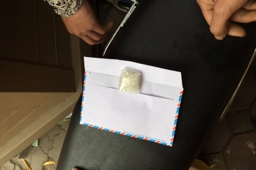 Vừa mua xong ma túy, bị CSGT bắt tại trận