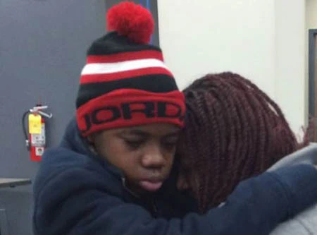 Cậu bé 13 tuổi đoàn tụ với mẹ đẻ sau 4 năm bị cha và mẹ kế giam giữ