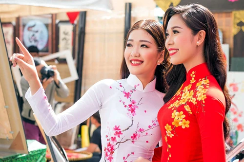 Cặp đôi Á khôi thướt tha áo dài xin chữ đầu năm