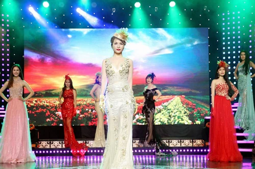 Hoa hậu Lê Thanh Thúy làm vedette trong show thời trang đầu năm mới