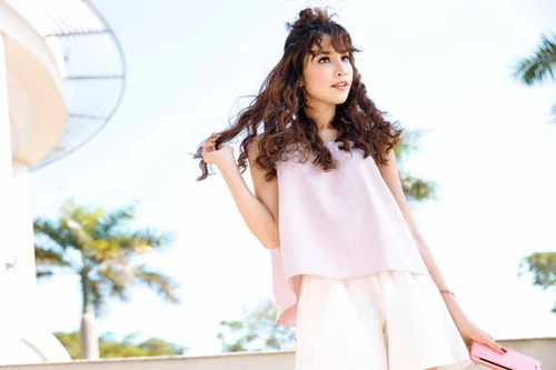 Người mẫu diễn viên Bảo Trúc "hút mắt" với phong cách tiểu thư