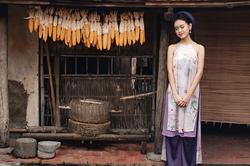 "Cô gái vàng" của Hoa hậu Việt Nam rạng rỡ du xuân ở làng cổ