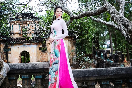 Hoa hậu Dương Kim Ánh rạng ngời đi lễ chùa