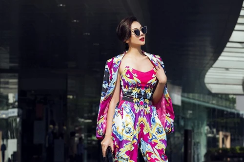 Siêu mẫu Thanh Hằng khoe chân dài miên man đầy quyến rũ