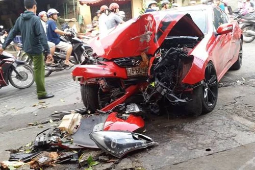 Dùng xà beng cậy giải cứu tài xế mắc kẹt trong "xế hộp" đâm cây xanh