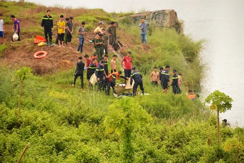 Nhóm công nhân rủ nhau tắm hồ đá, một người đuối nước