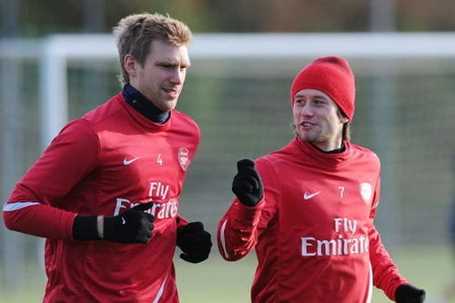 Arsenal gia hạn với bộ đôi trụ cột