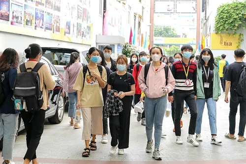 [Ảnh] Đón hơn 30.000 sinh viên trở lại sau khi các trường hợp tiếp xúc gần với BN1342 có kết quả âm tính