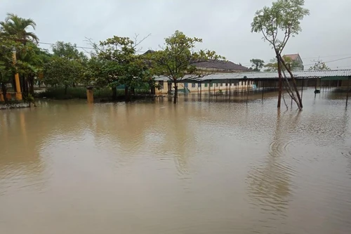 Nhiều địa phương vừa có lịch đi học trở lại "hậu Covid-19" phải tạm dừng vì mưa bão