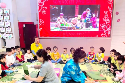 Trẻ mầm non hào hứng trải nghiệm gói bánh chưng
