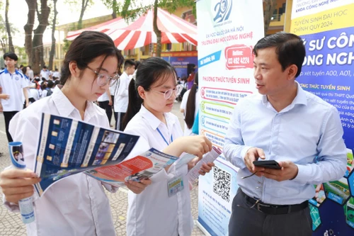 Hàng nghìn học sinh quan tâm tới ngành luật với cơ hội việc làm lương cao 