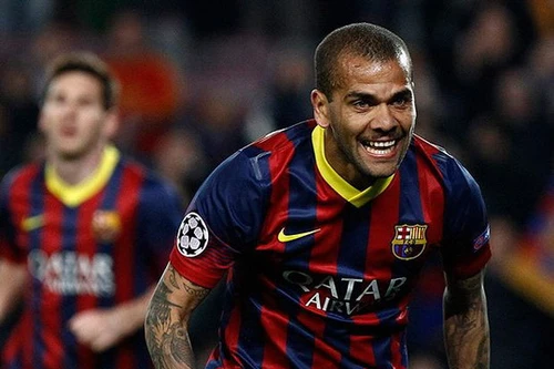 Dani Alves hả hê với màn “phản pháo” của Barca
