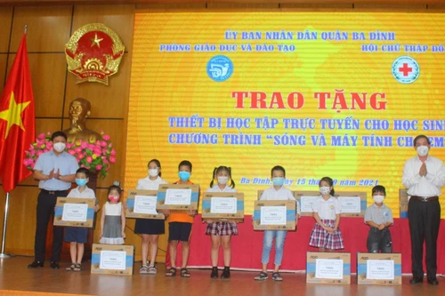 Hai tuần phát động "Sóng và máy tính cho em", học sinh Ba Đình nhận được hơn 1 tỉ đồng hỗ trợ học trực tuyến