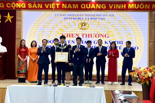 Hà Nội tuyên dương học sinh, giáo viên đạt thành tích cao kỳ thi Olympic Khoa học trẻ quốc tế 2023