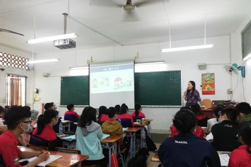 ĐHQG TP. HCM thụ lý vụ giảng viên khoa Hàn Quốc đồng loạt xin nghỉ vì bức xúc trưởng khoa