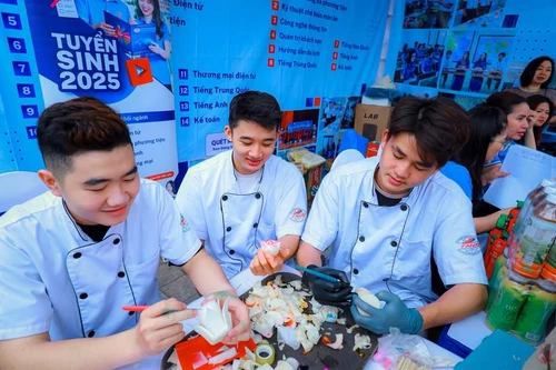 10.000 học sinh tham gia Ngày hội gắn kết giáo dục nghề nghiệp Thủ đô với thị trường lao động