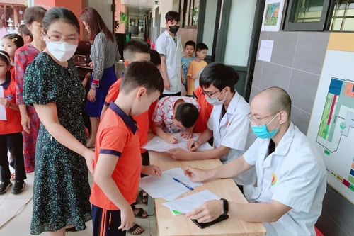Trường tiểu học Hà Nội tổ chức khám sàng lọc bệnh lý dậy thì sớm cho học sinh