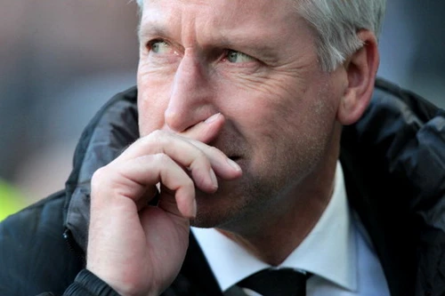 HLV của Newcastle "thiết đầu công" với đối phương