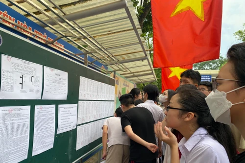 Đến hạn nhập học lớp 10, nếu trường hạ điểm chuẩn, học sinh phải làm gì?