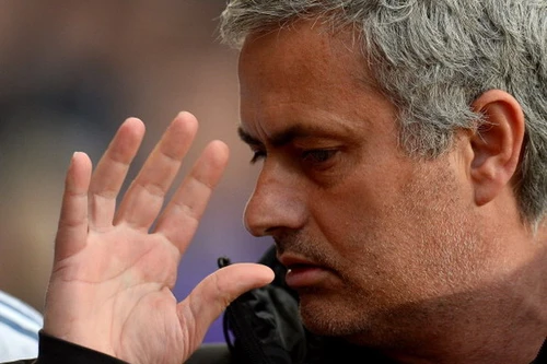 HLV Mourinho bị FA “sờ gáy”
