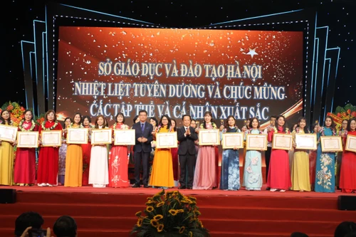 Bộ trưởng GD-ĐT mong muốn lan tỏa mạnh mẽ hơn tấm gương người thầy tâm huyết, sáng tạo