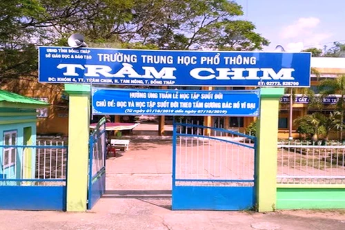 Hỗ trợ học phí cho hai con của thầy hiệu trưởng bị đột quỵ trong lễ khai giảng