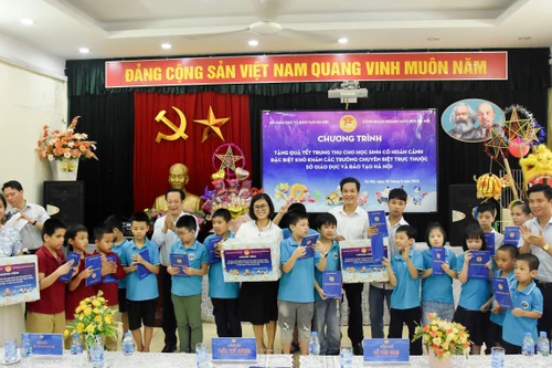 Tặng quà Trung thu cho 150 học sinh có hoàn cảnh đặc biệt khó khăn