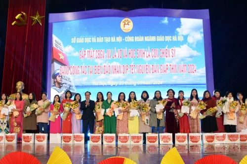 Ấm áp "Tết sum vầy" sẻ chia với những cô giáo - vợ chiến sĩ đang công tác ở biên giới, hải đảo