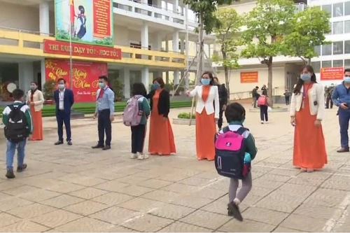 Hà Nội lấy ý kiến về cho học sinh lớp 1 đến lớp 6 ở 12 quận nội thành đến trường từ 21-2