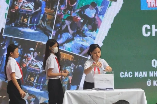 Học sinh toàn thành phố sẻ chia nỗi đau trong vụ cháy chung cư mini 