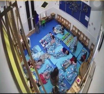Cô giáo phạt trẻ đứng ngoài sảnh khi trời rét bị nghỉ việc, nhóm lớp dừng hoạt động