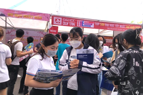 Căng thẳng học phí đại học với đà tăng cao ngay năm học tới