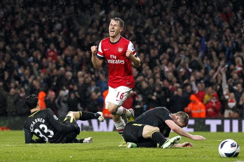Arsenal - Wigan: Một bước gần hơn tới vinh quang