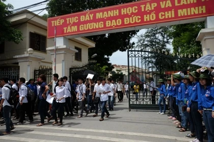 Kết thúc môn thi đầu, thí sinh ra về trong tràng pháo tay động viên