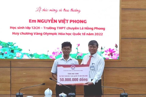 Thưởng nóng 150 triệu đồng cho nam sinh đoạt Huy chương Vàng Olympic Hóa học quốc tế