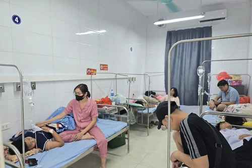 Cảnh báo học sinh không sử dụng các sản phẩm phát, tặng không rõ nguồn gốc ngoài cổng trường