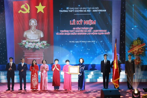 Kỷ niệm 40 năm thành lập: Trường THPT chuyên Hà Nội Amsterdam đón Huân chương Lao động hạng Nhất 