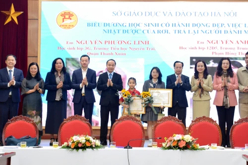 Ngành Giáo dục Thủ đô biểu dương, khen thưởng gương người tốt-việc tốt 