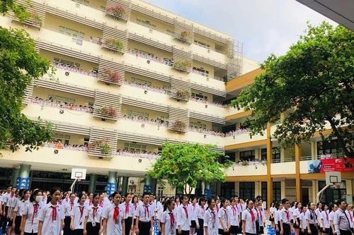 Bảy tỉnh, thành phố cho học sinh dừng đến trường vì Covid-19