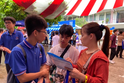 Hàng loạt trường đại học tốp đầu công bố điểm sàn xét tuyển