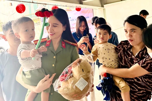 Chiến sĩ Công an lan tỏa yêu thương, mang niềm vui đến với cộng đồng