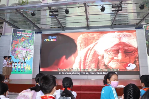 Học sinh thích thú với màn LED khi học chuyên đề về Hà Nội, xem phim giữa sân trường 