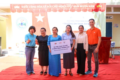 Chung tay triển khai dự án "Trường em thay áo mới"