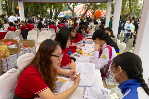 Giải đáp mọi thắc mắc cho thí sinh trong ngày hội Tư vấn tuyển sinh 2023